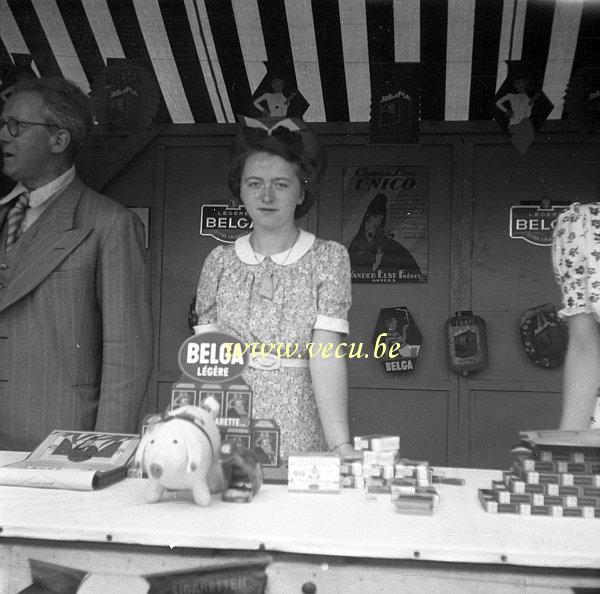 photo ancienne  de magasins  Vente de cigarettes Belga