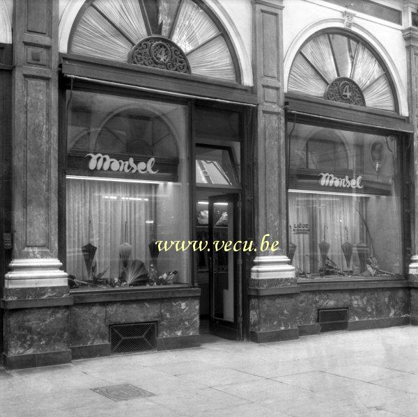 photo ancienne  de magasins  Chez Monsel - Marchand de parapluies
