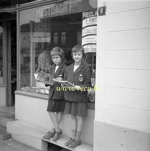 photo ancienne  de magasins  Lecture de Bob et Bobette devant chez Mestdagh
