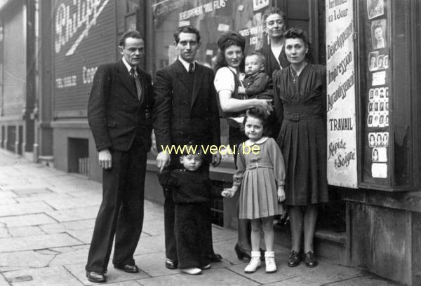 photo ancienne  de magasins  Le photographe et sa famille devant son magasin
