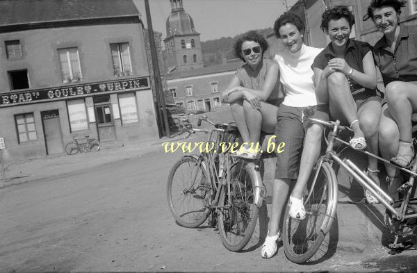 photo ancienne  de magasins  Excursion à vélo et pose photo devant le magasin Goulet-Turpin avenue de la gare