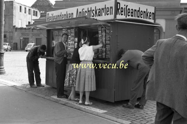 photo ancienne  de magasins  Magasin de souvenirs et de cartes postales