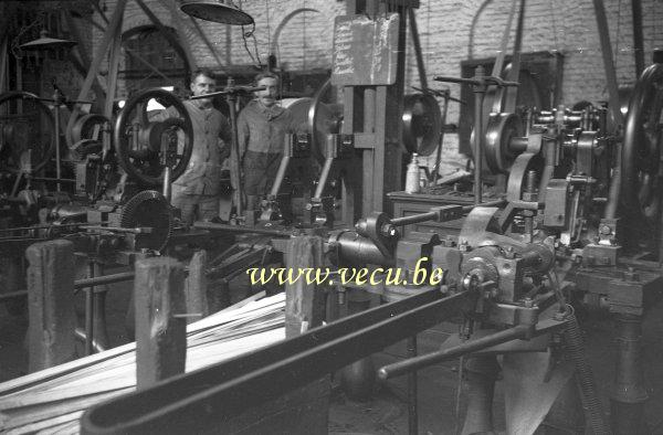 photo ancienne  de métiers de la métallurgie  Ateliers de transformation des métaux