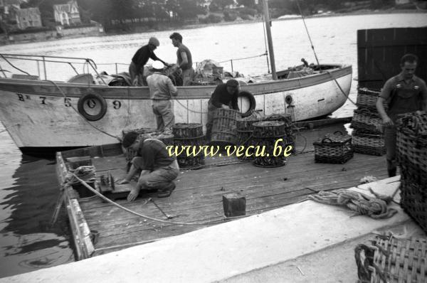 photo ancienne  de métiers liés à la pêche  Déchargement de la pêche