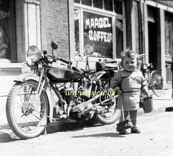 photo ancienne  de motos non identifiées  