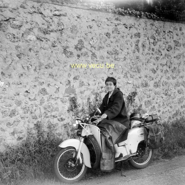 photo ancienne  de motos non identifiées  à identifier