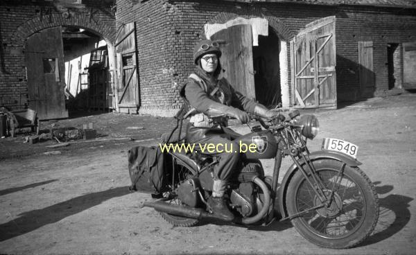 photo ancienne  de motos non identifiées  Soldat du génie civil à moto
