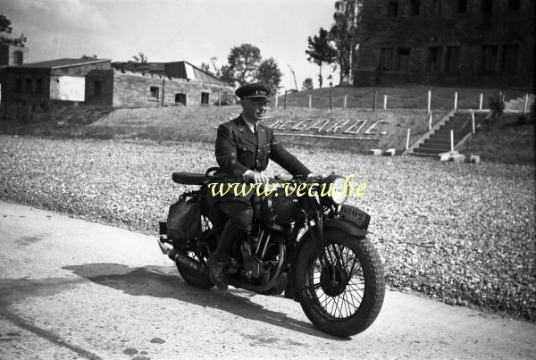 photo ancienne  de motos non identifiées  Moto utilisée par l'armée Belge à Florennes.
