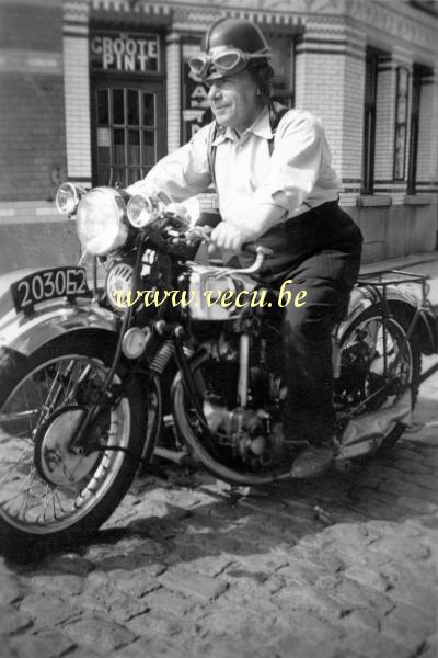 photo ancienne  de motos F.N.  Devant le café De Groote Pint