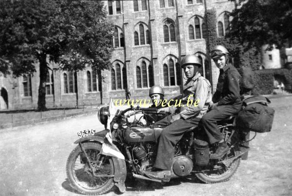photo ancienne  de motos Harley Davidson  