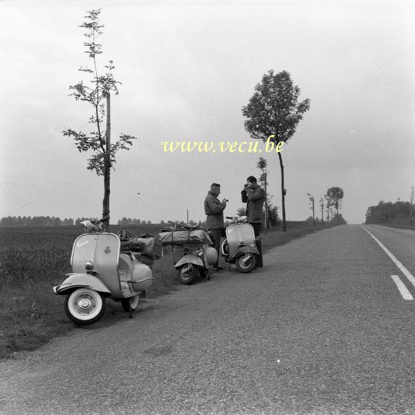 photo ancienne  de motos Vespa  Petite pause sur la route