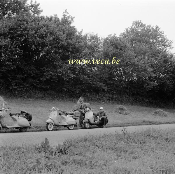 photo ancienne  de motos Vespa  Pause sur la route