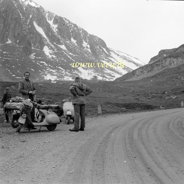 photo ancienne  de motos Vespa  Au coeur des montagnes