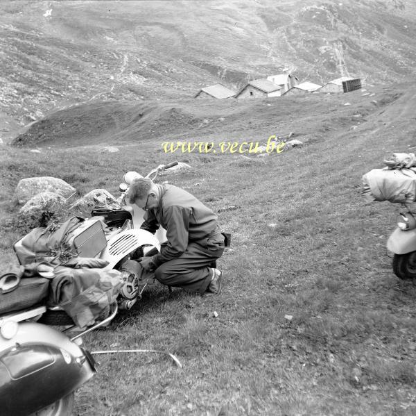 photo ancienne  de motos Vespa  Réparation de la Vespa