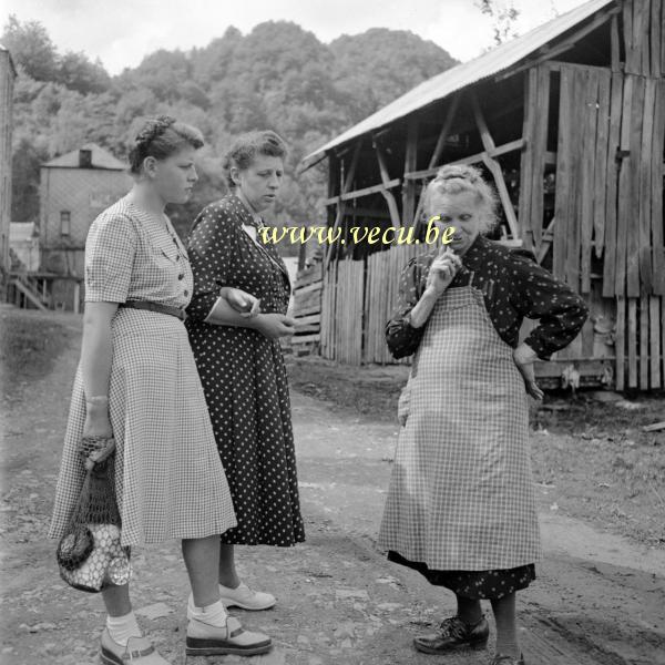 photo ancienne  Deux citadines en conversation avec une femme du village