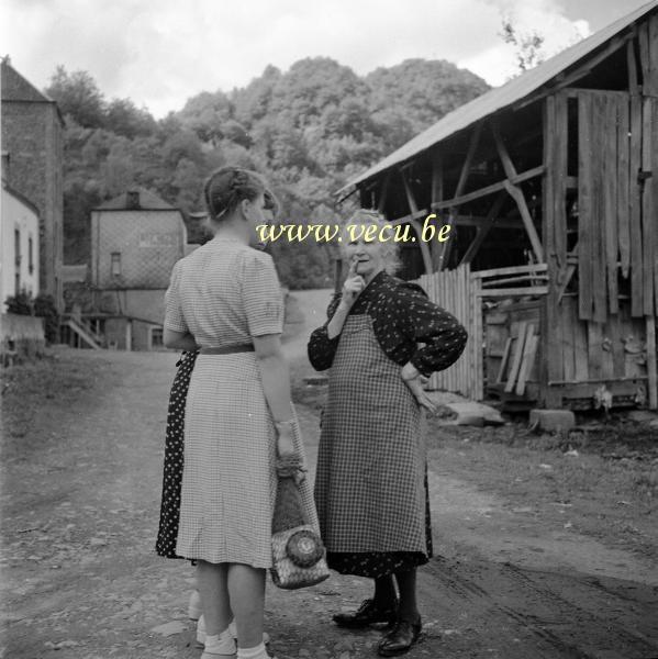 photo ancienne  Deux citadines en conversation avec une femme du village
