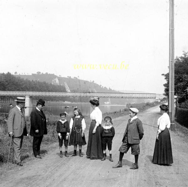 photo ancienne  Promenade en famille le long de la Meuse