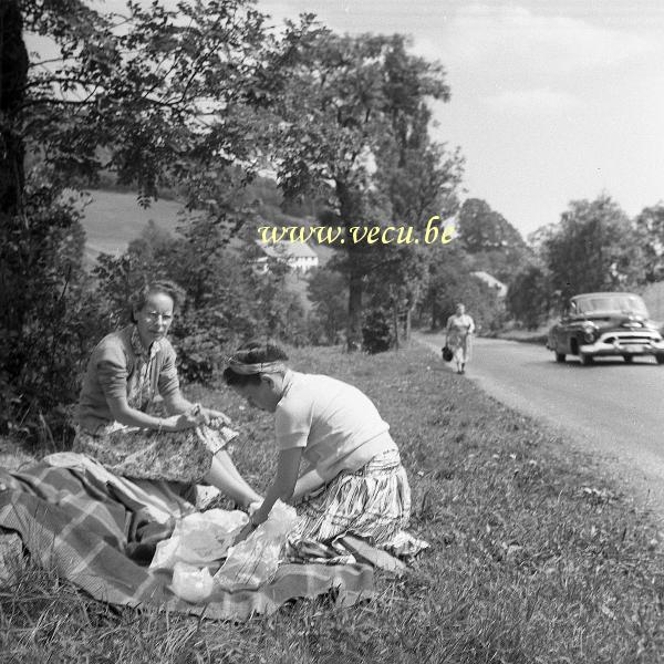 photo ancienne  Pique-Nique de la famille au bord de la route 