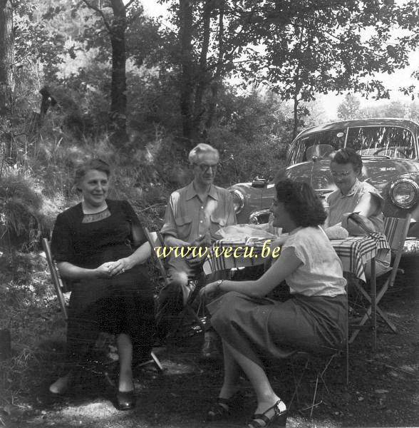 photo ancienne  Pique-nique sur un chemin forestier le 16 août 1953