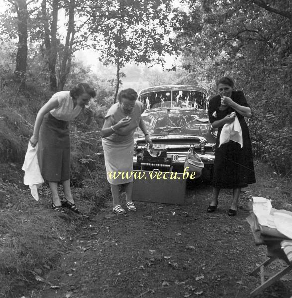 photo ancienne  Pique-nique sur un chemin forestier le 16 août 1953