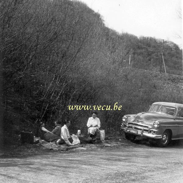 photo ancienne  Dans la vallée de la Molignée le 14 avril 1952 (Chevrolet Chevy Styleline)