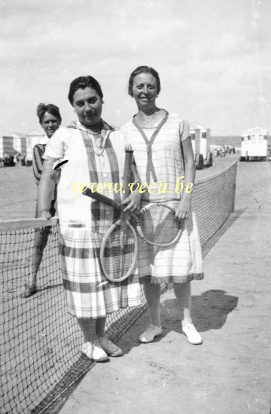 photo ancienne  Partie de Tennis sur la plage