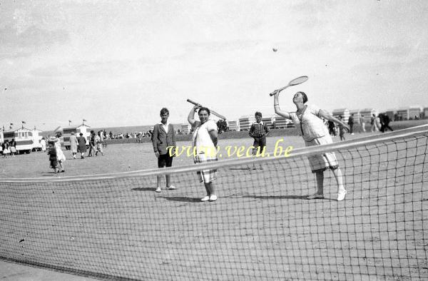 photo ancienne  Partie de Tennis sur la plage