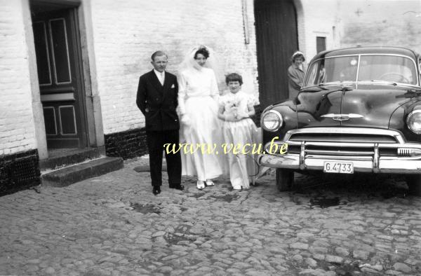 photo ancienne  de Chevrolet  Les mariés posent devant la Chevrolet Bel-air