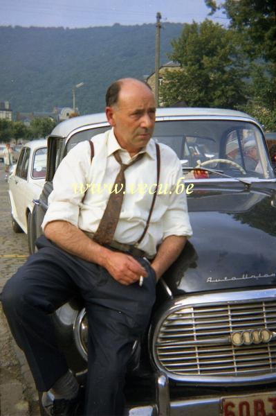 photo ancienne  de DKW  Pose cigarette sur le capot de la DKW Autounion