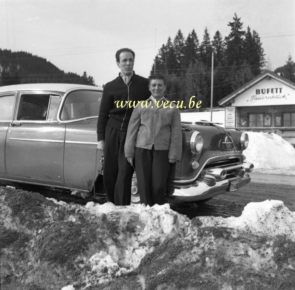 photo ancienne  d'Oldsmobile  Pose devant l'Oldsmobile et le buffett Tauernblick