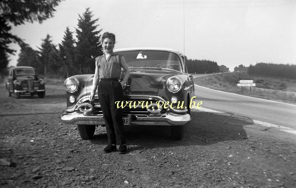 photo ancienne  d'Oldsmobile  Pose devant l'Oldsmobile dans le parc de la Haute-Sure