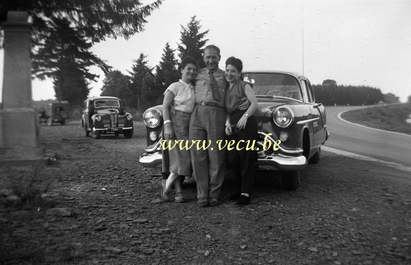 photo ancienne  d'Oldsmobile  Photo de famille devant l'Oldsmobile