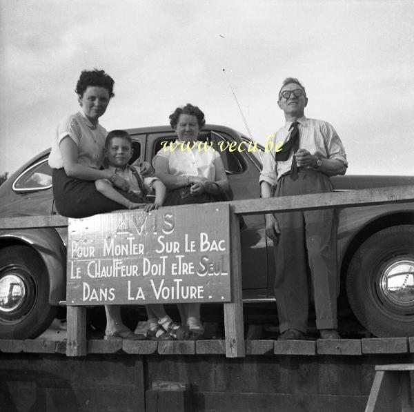 photo ancienne  d'Opel  A bord du bac avec l'opel Kapitan