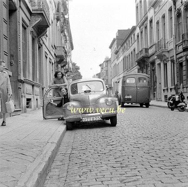 photo ancienne  de Renault  Renault 4CV dans les rues de Schaarbeek