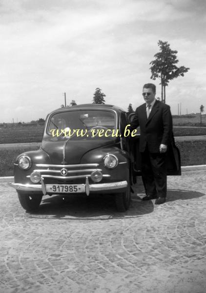 photo ancienne  de Renault  Pose devant la renault 4cv