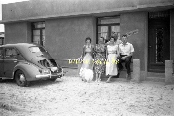 photo ancienne  de Renault  4cv devant la villa Claudyves