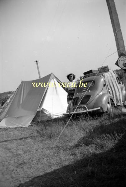 photo ancienne  de Renault  Au camping - Renault 4cv
