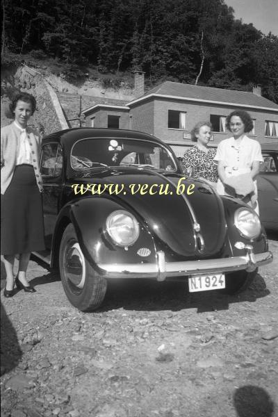 photo ancienne  de Volkswagen  Devant la nouvelle coccinelle