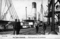 postkaart van Antwerpen Les Types Anversois - Déchargement de tonneaux