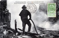 postkaart van Brussel Exposition 1910 - Un pompier lors de l'incendie des 14-15 août