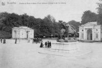 carte postale de Bruxelles Entrée du Bois et statue