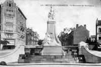 carte postale ancienne de Schaerbeek Le monument des bienfaiteurs et la Patisserie G. Hombeck