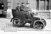 carte postale ancienne de Schaerbeek M. Kennis, Bourgemestre de Schaerbeek dans une auto Bouvier, 9 place du Marché (Solvay)