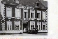 postkaart van Quievrain Place de la gare - Hôtel de France - Café Louis