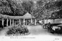 carte postale ancienne de Spa La fontaine de la Sauvenière