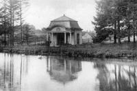 postkaart van Petit-Rechain Château de Petit-Rechain - Pavillon près des étangs avec armoiries de la famille Dossin