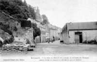 carte postale ancienne de Bouillon La rue du Moulin et l'assise de rochers du Château