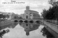 postkaart van Nismes L'église, vue prise de la Grand'Place