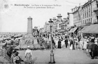 postkaart van Blankenberge La digue et le monument De Bruyn