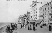 postkaart van Oostende De Zeedijk en het Hotel 
